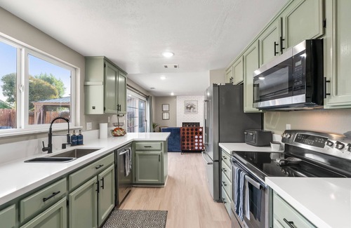 American Canyon House | Napa Valley home with a HOT TUB & POOL! Sleeps 12! Pets welcome!