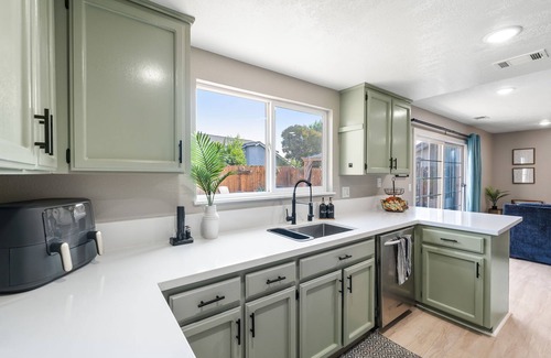 American Canyon House | Napa Valley home with a HOT TUB & POOL! Sleeps 12! Pets welcome!