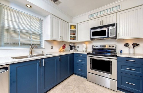 East Naples House | Naples Beach Escape | Pool, Canal Views & Tiki Vibes Near Pier & 5th Avenue