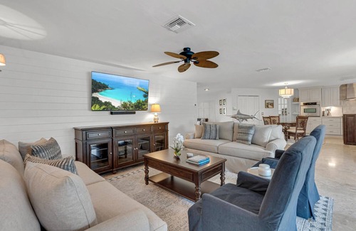 Central Naples House | Naples Coastal Beach Cottage W/Private Pool - Walk to the Beach & Waterside!