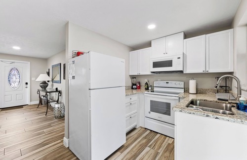 Naples Park Apartment | Naples Coastal Paradise Getaway By Vanderbilt Beach, Mercado and Whole Foods