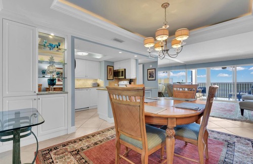 Moorings Condo | Naples Continental Club 710 - Beachfront Moorings Condo!