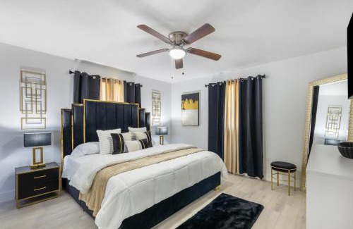 East Naples House | Naples Gem Near Beach Heated Pool & BBQ
