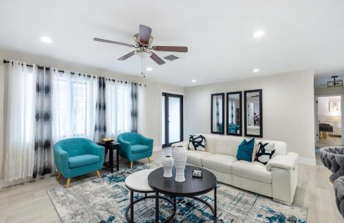East Naples House | Naples Gem Near Beach Heated Pool & BBQ