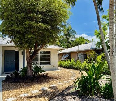 Naples Park House | Naples Park Cottage 106th 6 blocks off ocean