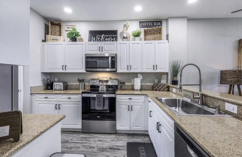 Naples Condo | NAPLES RETREAT REMODELED, 2 KING SUITES, POOL, TENNIS, GYM,10 MIN TO BEACH
