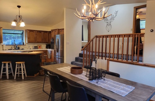 Springville Cabin | Nara Lodge - Modern 3br/2ba w/game room, pool table and WiFi.