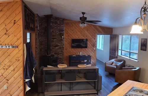 Springville Cabin | Nara Lodge - Modern 3br/2ba w/game room, pool table and WiFi.