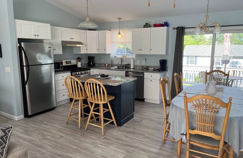 Bonnet Shores House | Narragansett Bonnet Shores Vacation Rental 5 Bed 2 bathCentral Air on main level