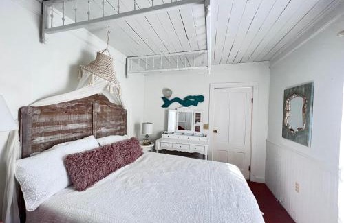 Oak Bluffs Bed & Breakfast | Narragansett House