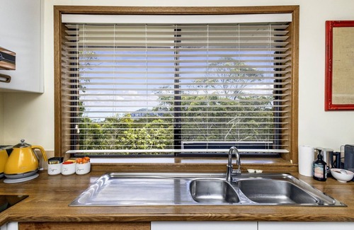 Katoomba House | Narrow Neck Retreat - Two-Storey Brick Home, 4 Bedroom, Fireplace, A/C, Huge Bush Block