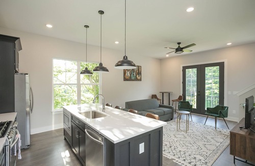 Radnor House | NASH Boutique|3bd 2.5ba|Berry Hill|Sleeps 10