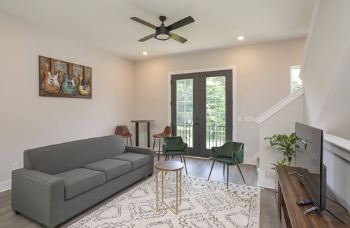 Radnor House | NASH Boutique|3bd 2.5ba|Berry Hill|Sleeps 10