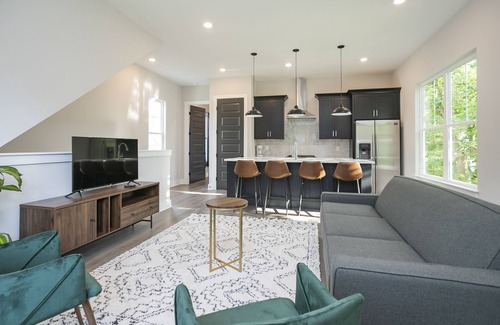 Radnor House | NASH Boutique|3bd 2.5ba|Berry Hill|Sleeps 10