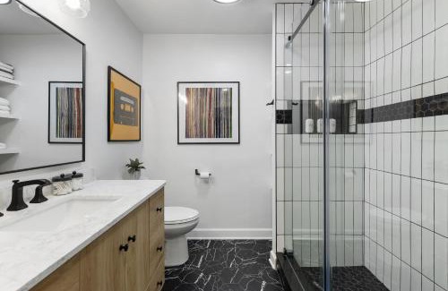 North Capitol Apartment | Nashville Oasis Walk to Broadway with POOL, Parking, Gym and Patio