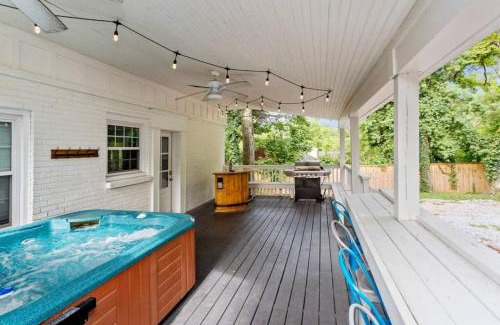 Bluefields House | Nashville's Cumberland Cottage With Hot Tub