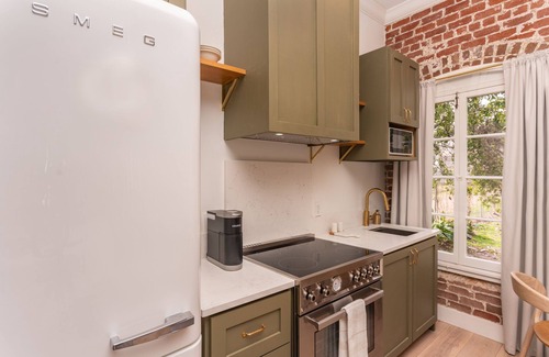 Natchez Apartment | Natchez Charm | 1/1 | Full Kitchen, King Bed, 2 Blocks from Mississippi River