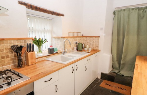 Natland Cottage | NATLAND HALL COTTAGE, pet friendly, with a garden in Kendal