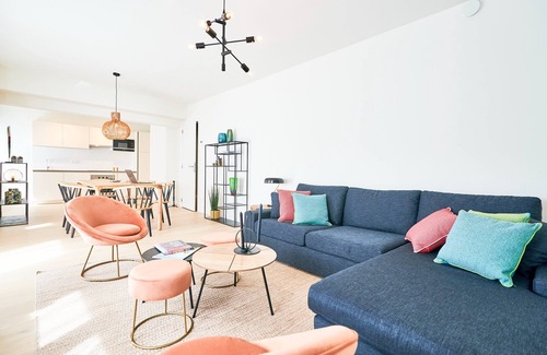 Plasky Apartment | NATO&EU 2BR Apt - Free Parking/Washer/Luggage Room