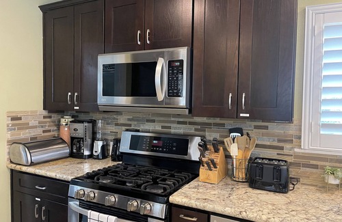Glendora House | Natural Green Oasis conveniently near Route 66.n