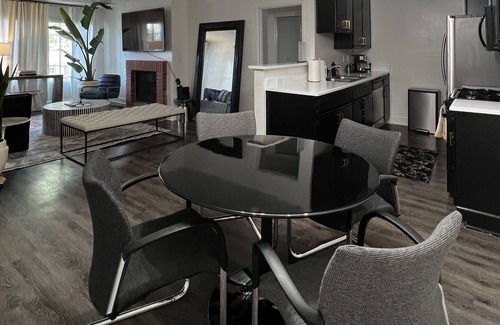 Lake Balboa Apartment | Naturally Lit Luxury & Stylish 2 Bedroom Apt with Pool