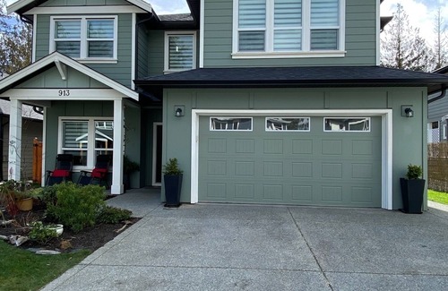 Langford House | Nature at your footsteps in cozy 1 bedroom suite on the Westcoast.