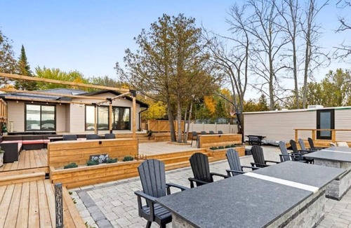 Kirkfield House | Nature Escapade w/ Hot Tub + Fire Pit by the Lake