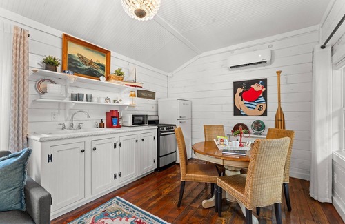 Blue Eye Cabin | Nature-Focused Getaway | Creekside Studio w/Modern Comforts & Free Ticket Perks!