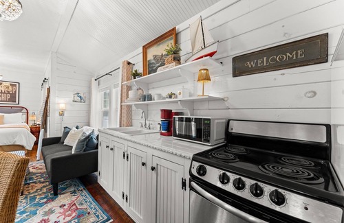 Blue Eye Cabin | Nature-Focused Getaway | Creekside Studio w/Modern Comforts & Free Ticket Perks!