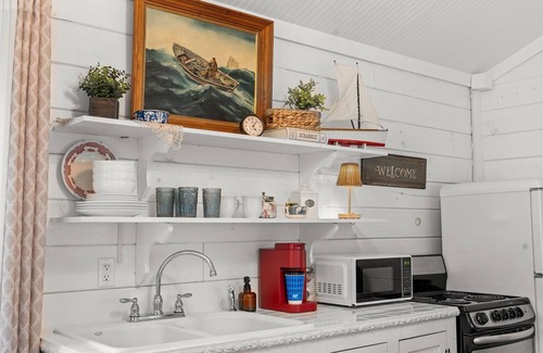 Blue Eye Cabin | Nature-Focused Getaway | Creekside Studio w/Modern Comforts & Free Ticket Perks!