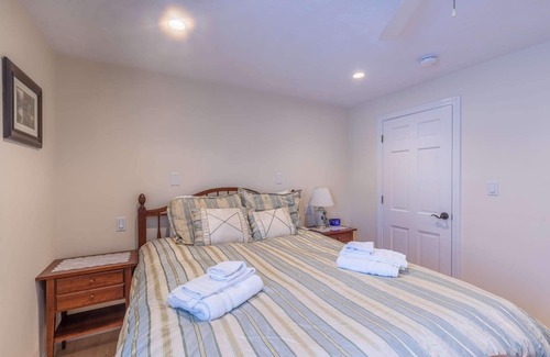 Gloucester House | Nature Lover's Paradise: cozy couples/families, near town, nature walks, HiSpeed WiFi, 3 Smart TVs