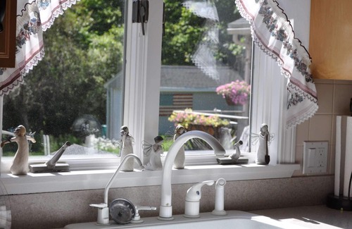 Gloucester House | Nature Lover's Paradise: cozy couples/families, near town, nature walks, HiSpeed WiFi, 3 Smart TVs