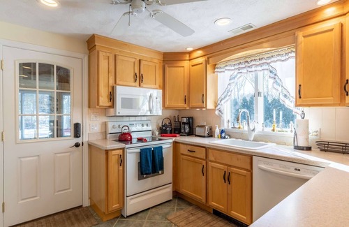 Gloucester House | Nature Lover's Paradise: cozy couples/families, near town, nature walks, HiSpeed WiFi, 3 Smart TVs