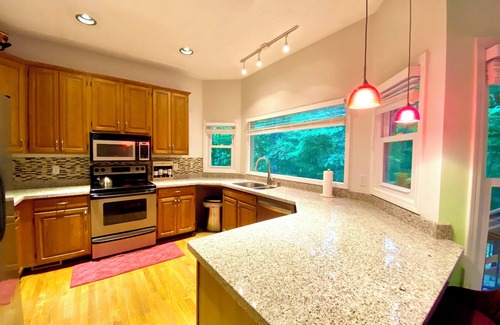 Douglasville House | Nature Lover's Retreat - Cozy Bedroom in Douglasville