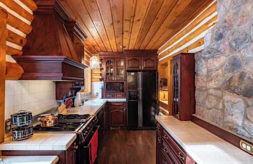 Mayfield House | Nature's Beauty Loft Forks River Lodge