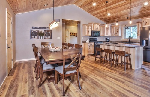 St Germain House | Nature's Edge: Lakefront Home - WiFi, Free Firewood, Generator, No Cleaning Fee!