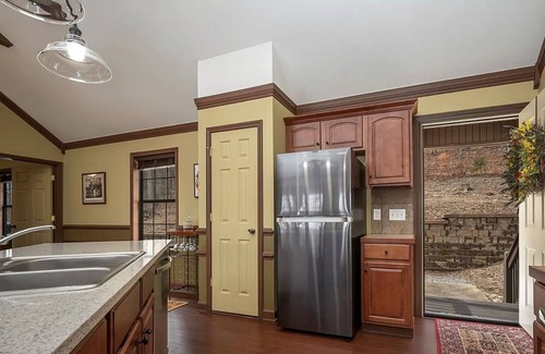 Lynn House | Nature's Getaway | Cozy, 3BR Mountaintop Cabin with Fire Pit and Fenced Yard
