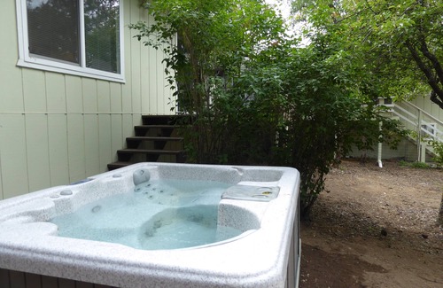 Oakhurst House | Nature's Neighborhood Bungalow - Adorable 10 miles to Yosemite