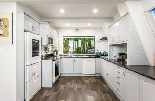 Waiatarua House | Nature's Nook with spa, deck and views
