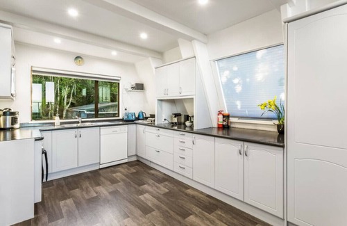 Waiatarua House | Nature's Nook with spa, deck and views