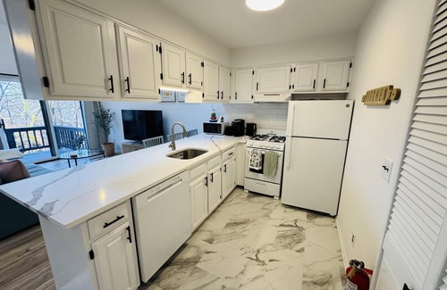 Vernon Condo | Nature Views Updated Modern Clean Washer Dryer 1 Purg #6