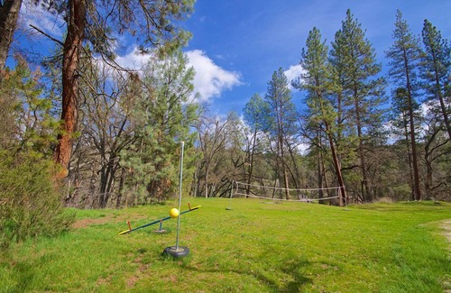 Oakhurst House | Natures River walk, 9 Miles To Yosemite, 3 to Bass Lake,Riverfront 2200 sq. ft.