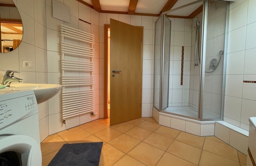 Blaichach House | Naturnahe und Helle Dachgeschosswohnung mit Großem Balkon in Gunzesried-säge