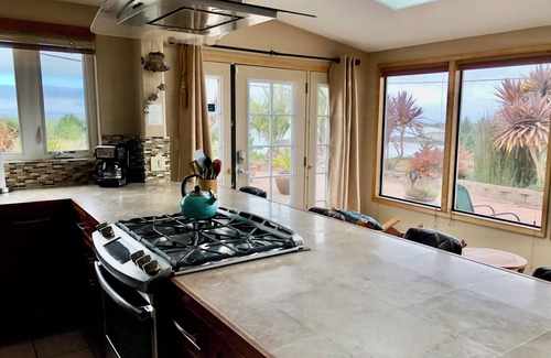 Humboldt Hill House | ⚓️ 🌊Nautical Escape- Bay Views, Patio, Near HWY101