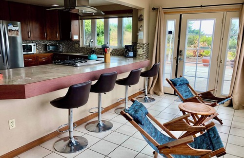 Humboldt Hill House | ⚓️ 🌊Nautical Escape- Bay Views, Patio, Near HWY101