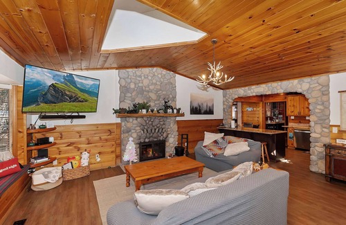 Patton House | Navigate Stays Family Bear Hug Hideaway Hot Tub & Gated Yard