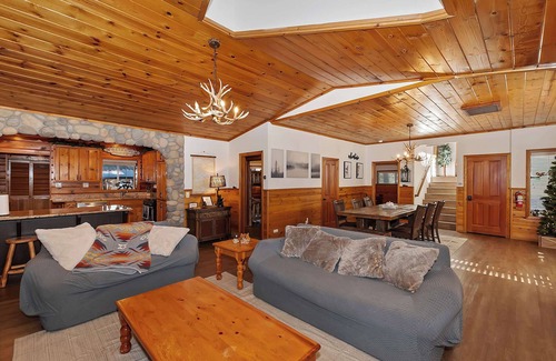 Patton House | Navigate Stays Family Bear Hug Hideaway Hot Tub & Gated Yard