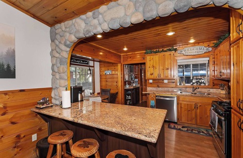 Patton House | Navigate Stays Family Bear Hug Hideaway Hot Tub & Gated Yard