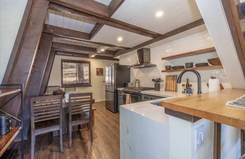 Whispering Forest House | Navigate Stays Mountainside Home Fire Pit and Deck