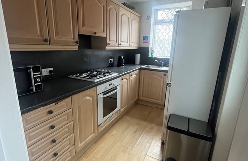Oldham House | nCosy 3-Bed Home in Central Oldham – Family & Work-Friendly